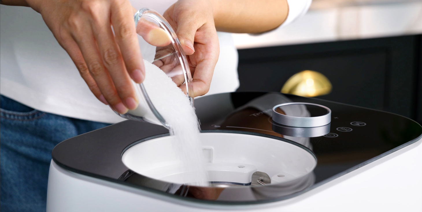 Trisa Electronics Glacémaschine La Cremeria Plus in Küchensetting