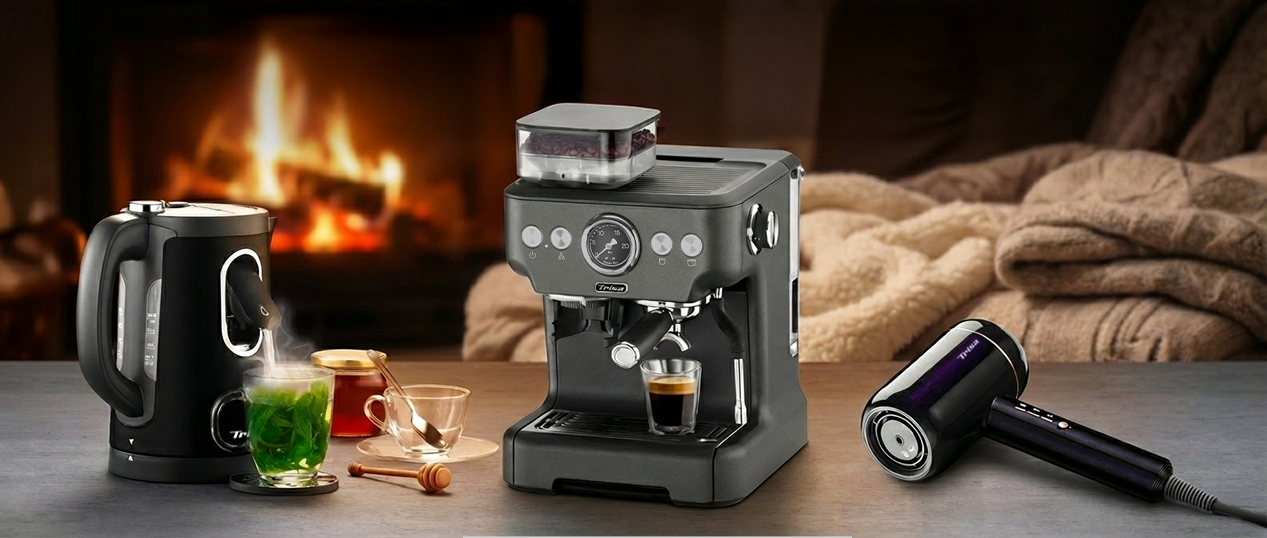 Werbebanner «Cozy Deals» mit Wasserkocher, Espressomaschine und Haartrockner in gemütlicher Winteratmosphäre.