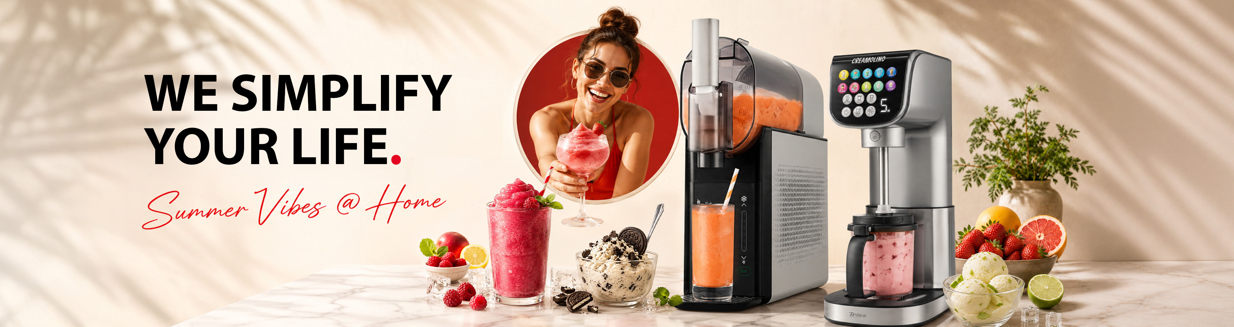 Trisa Sommergeräte-Banner mit Slushie- und Eiscreme-Maschinen, gefrorenen Drinks, Glace, Früchten und dem Slogan „We simplify your life“.
